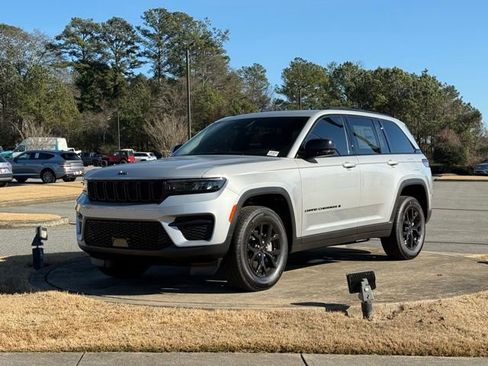 New 2025 Jeep Grand Cherokee Altitude image 3