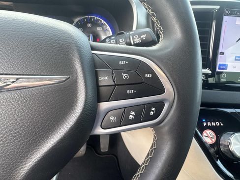 Used 2024 Chrysler Pacifica Touring-L FWD image 25