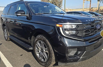 Used 2025 Ford Expedition Active AWD/4WD image 2