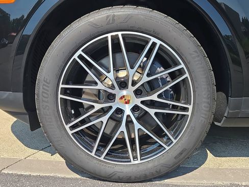 Certified 2025 Porsche Cayenne E-Hybrid AWD/4WD image 24