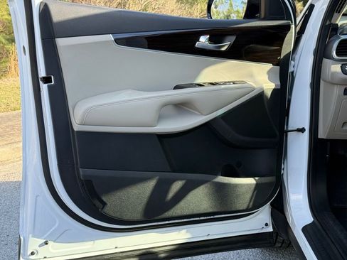 Used 2020 Kia Sorento LX image 24