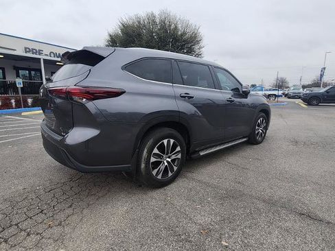 Used 2024 Toyota Highlander XLE image 3