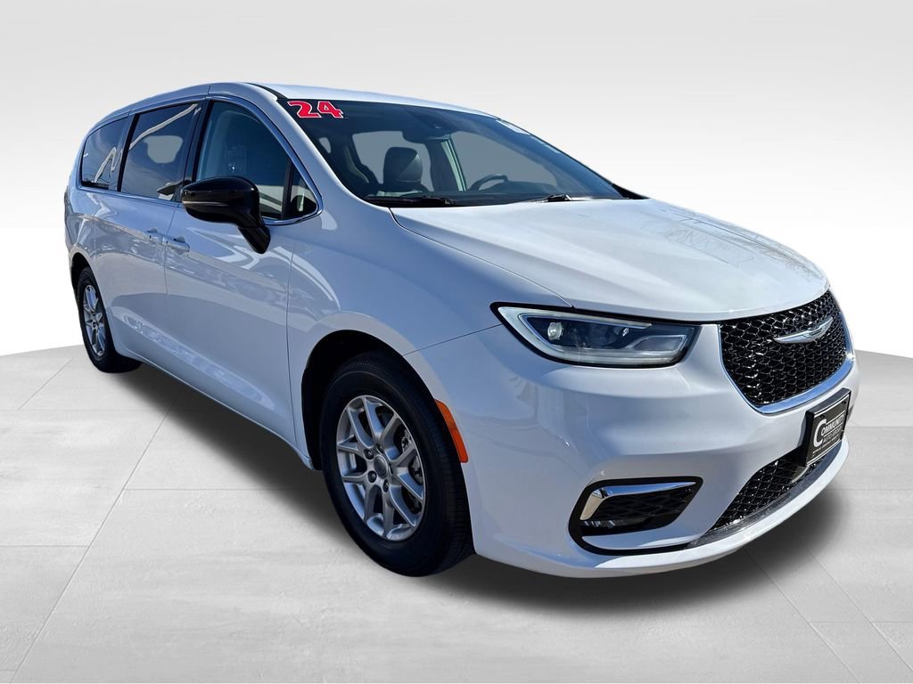 Used 2024 Chrysler Pacifica Touring-L FWD image 7