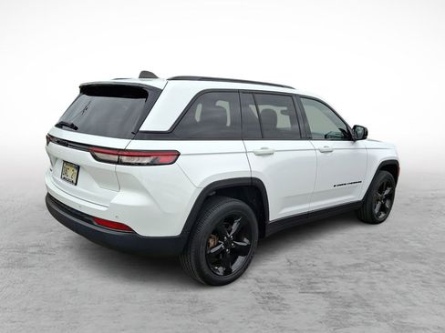 Used 2023 Jeep Grand Cherokee Altitude image 4