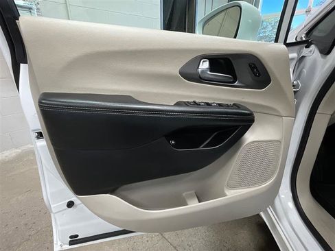 Used 2022 Chrysler Pacifica Touring-L w/ Uconnect Theater Family Group FWD image 10