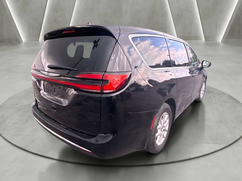 Used 2024 Chrysler Pacifica Touring-L FWD image 3