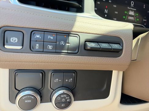 Used 2024 GMC Yukon XL Denali RWD image 25