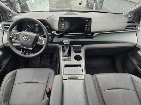 Used 2022 Toyota Sienna XSE image 21