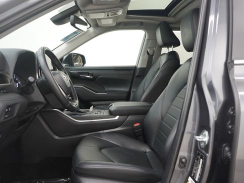 Used 2024 Toyota Highlander XLE image 25