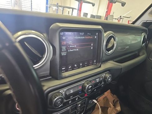 Used 2021 Jeep Gladiator Overland image 3