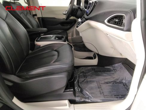 Used 2023 Chrysler Pacifica Touring-L FWD image 31
