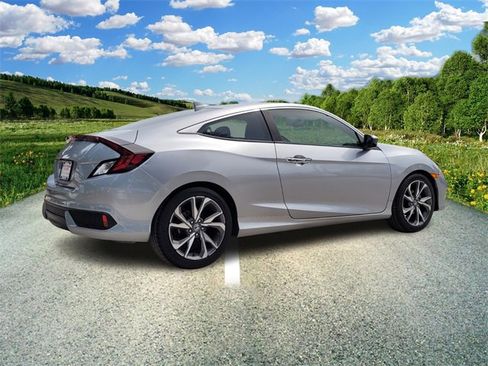 Used 2019 Honda Civic Touring image 4