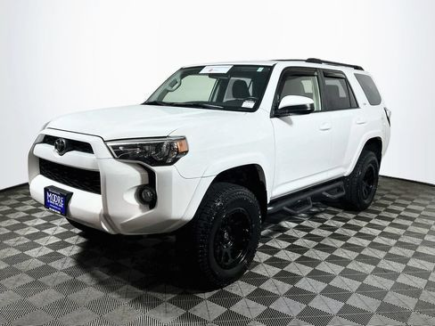 Certified 2018 Toyota 4Runner SR5 AWD/4WD image 3