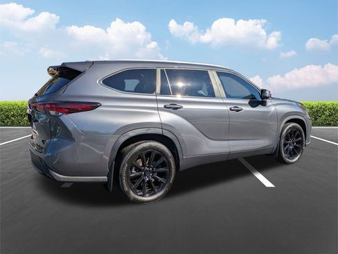 Used 2024 Toyota Highlander XLE image 4