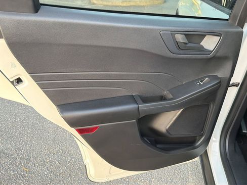 Used 2022 Ford Escape SE w/ SE Sport Appearance Package FWD image 17