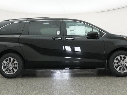 New 2026 Toyota Sienna XLE image 28