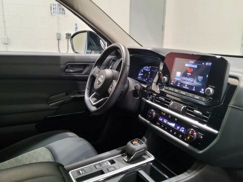 Used 2025 Nissan Pathfinder SV FWD image 16