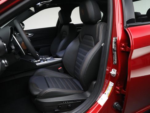 New 2025 Alfa Romeo Giulia AWD w/ Driving Assist Package image 15