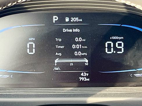 Used 2025 Hyundai Venue Limited FWD image 12