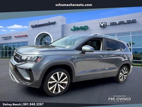 Used 2023 Volkswagen Taos SE w/ Panoramic Sunroof Package FWD image 3