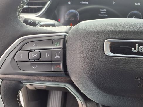 Used 2023 Jeep Grand Cherokee Limited image 14