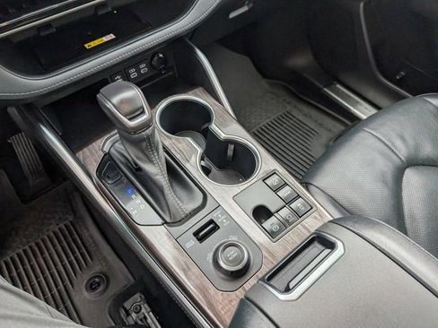 Used 2023 Toyota Highlander Limited image 16