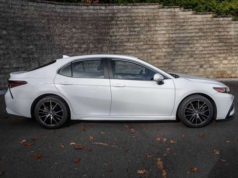 Used 2024 Toyota Camry SE image 3