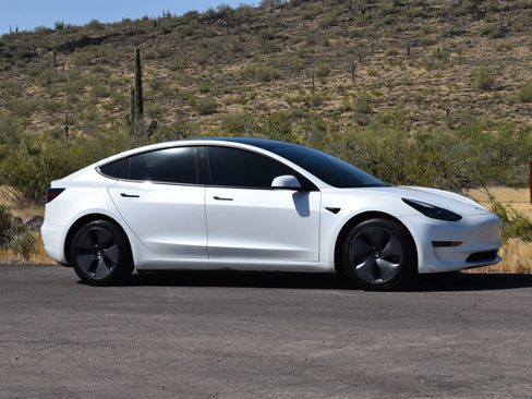 Used 2023 Tesla Model 3 Standard Range image 3