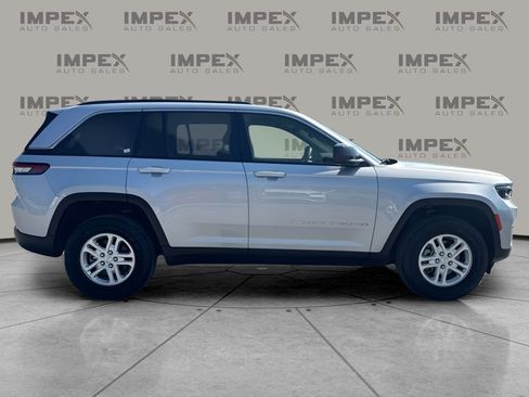 Used 2024 Jeep Grand Cherokee Laredo AWD/4WD image 6