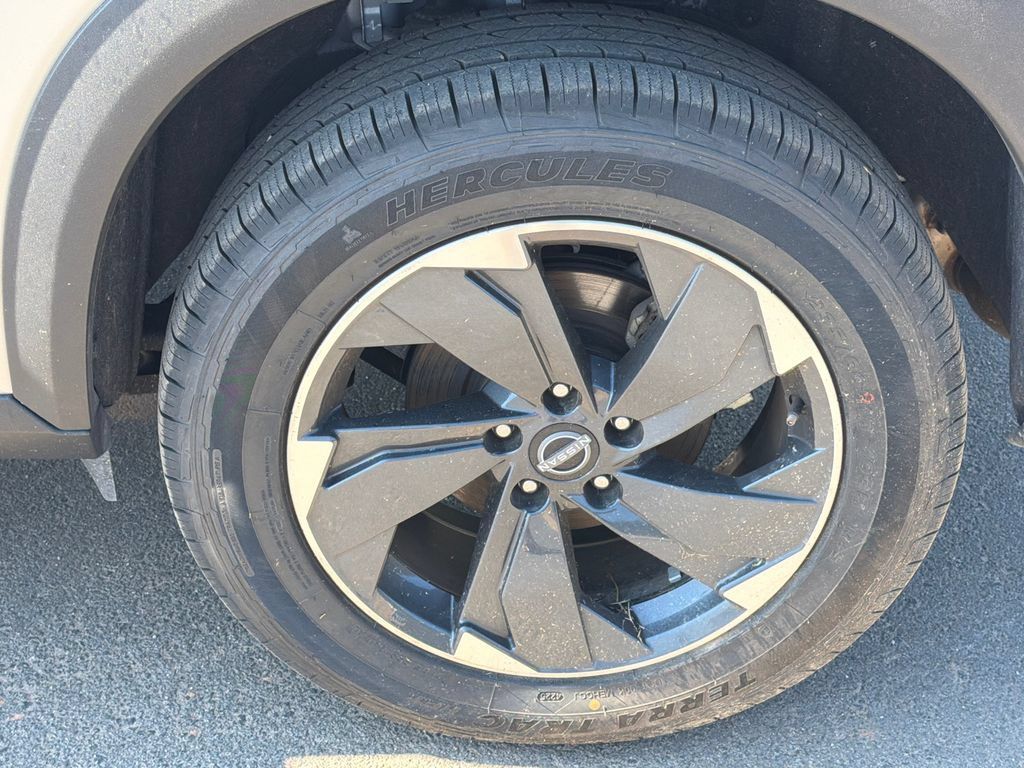 Used 2025 Nissan Rogue SV FWD image 19