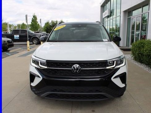 Used 2024 Volkswagen Taos SE AWD/4WD image 2