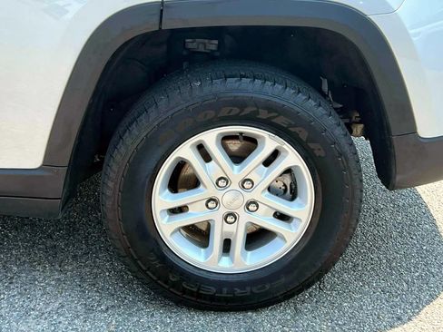 Used 2023 Jeep Grand Cherokee Laredo AWD/4WD image 9