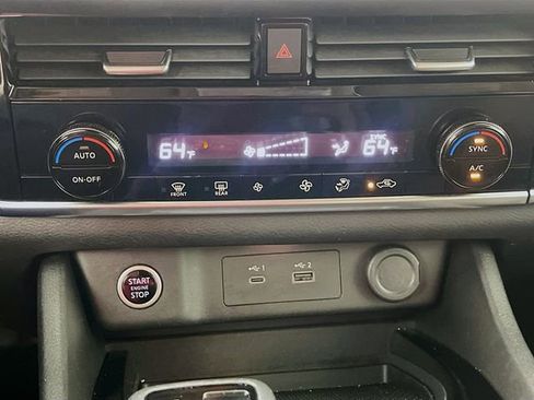 Used 2022 Nissan Rogue SV image 16