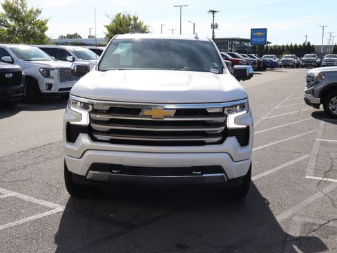Used 2022 Chevrolet Silverado 1500 High Country w/ High Country Premium Package AWD/4WD image 3