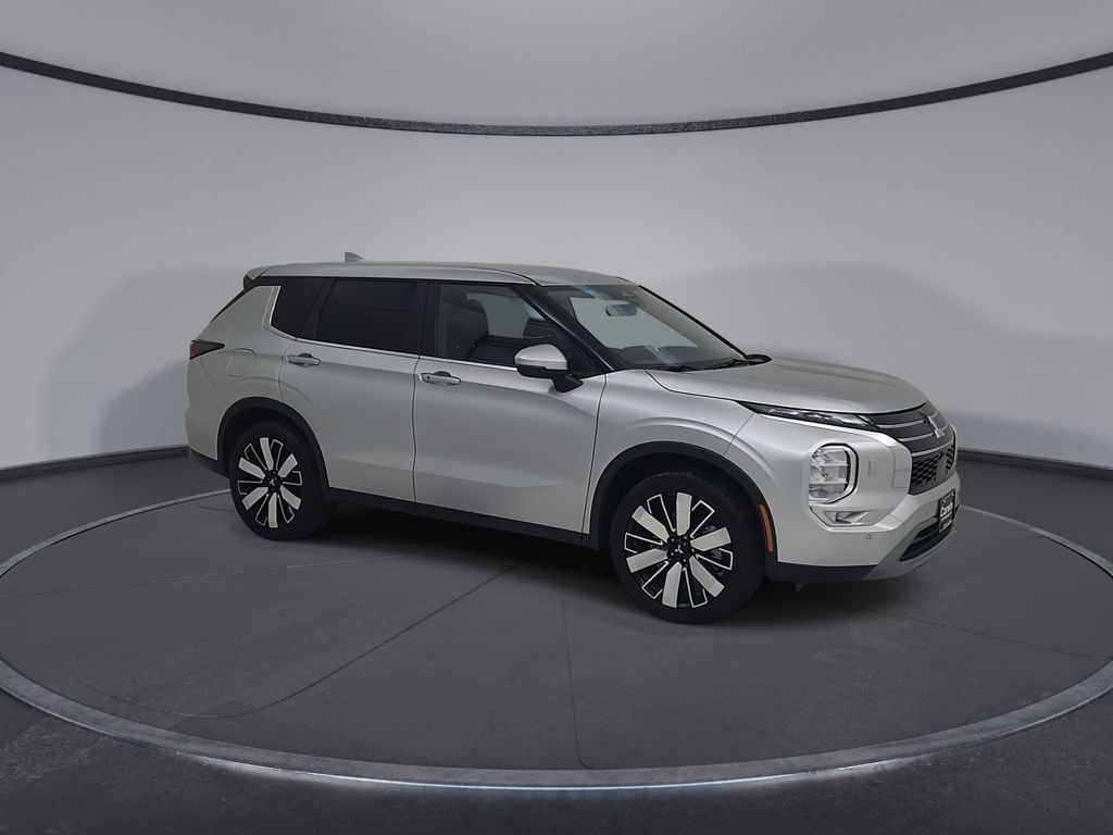 Used 2025 Mitsubishi Outlander SE AWD/4WD image 2