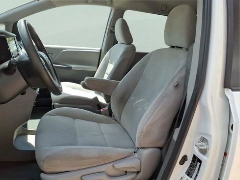 Used 2020 Toyota Sienna L FWD image 12