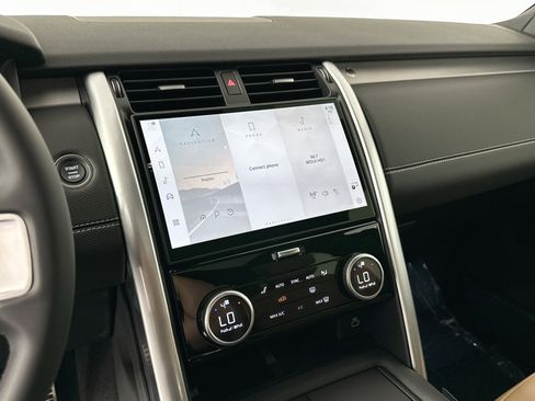 Used 2025 Land Rover Discovery Dynamic SE image 12