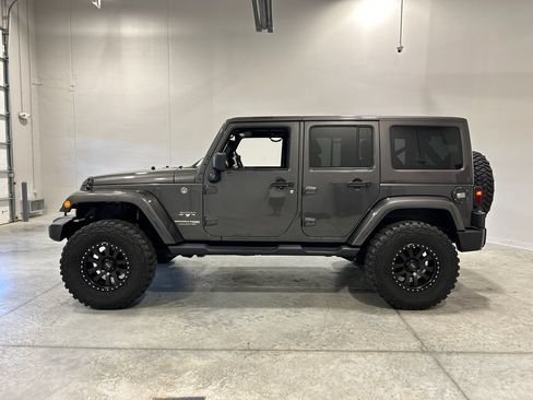Used 2018 Jeep Wrangler Unlimited Sahara w/ Connectivity Group AWD/4WD image 9