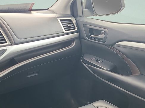 Used 2019 Toyota Highlander XLE image 16