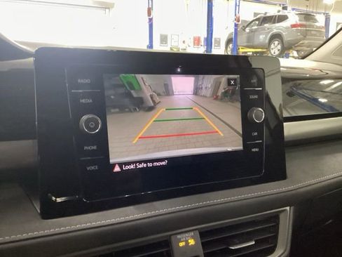 Used 2025 Volkswagen Taos SE image 12