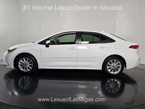 Used 2021 Toyota Corolla LE w/ LE Convenience Package FWD image 3