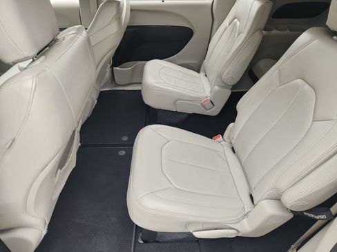 Used 2019 Chrysler Pacifica Touring-L w/ Advanced Safetytec Group FWD image 21
