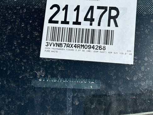 Used 2024 Volkswagen Tiguan SE image 3