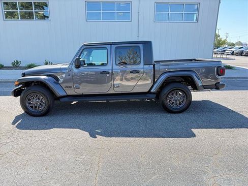 Certified 2025 Jeep Gladiator Sport image 24