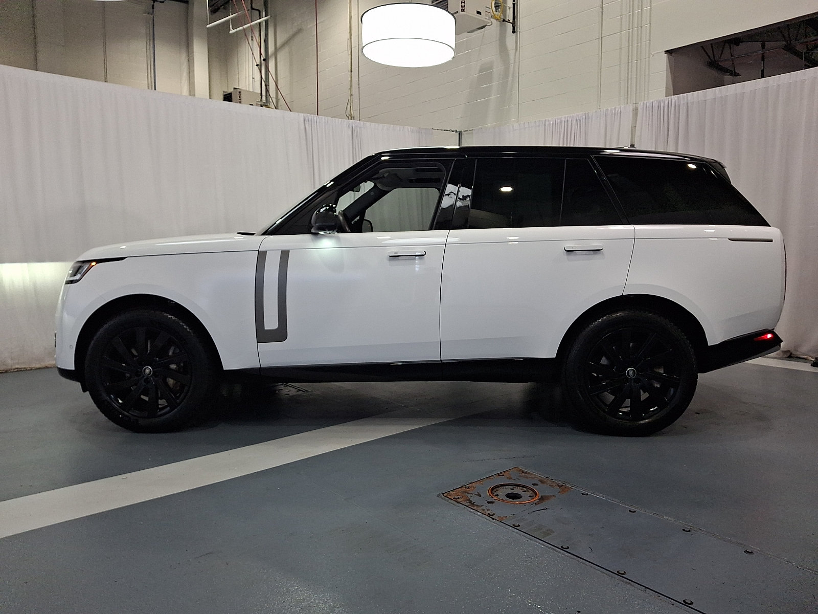 Certified 2025 Land Rover Range Rover SE AWD/4WD image 7