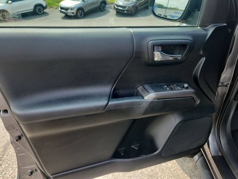 Used 2017 Toyota Tacoma TRD Sport w/ Tow Package (A/T) AWD/4WD image 11