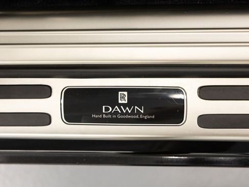 Used 2017 Rolls-Royce Dawn RWD image 40