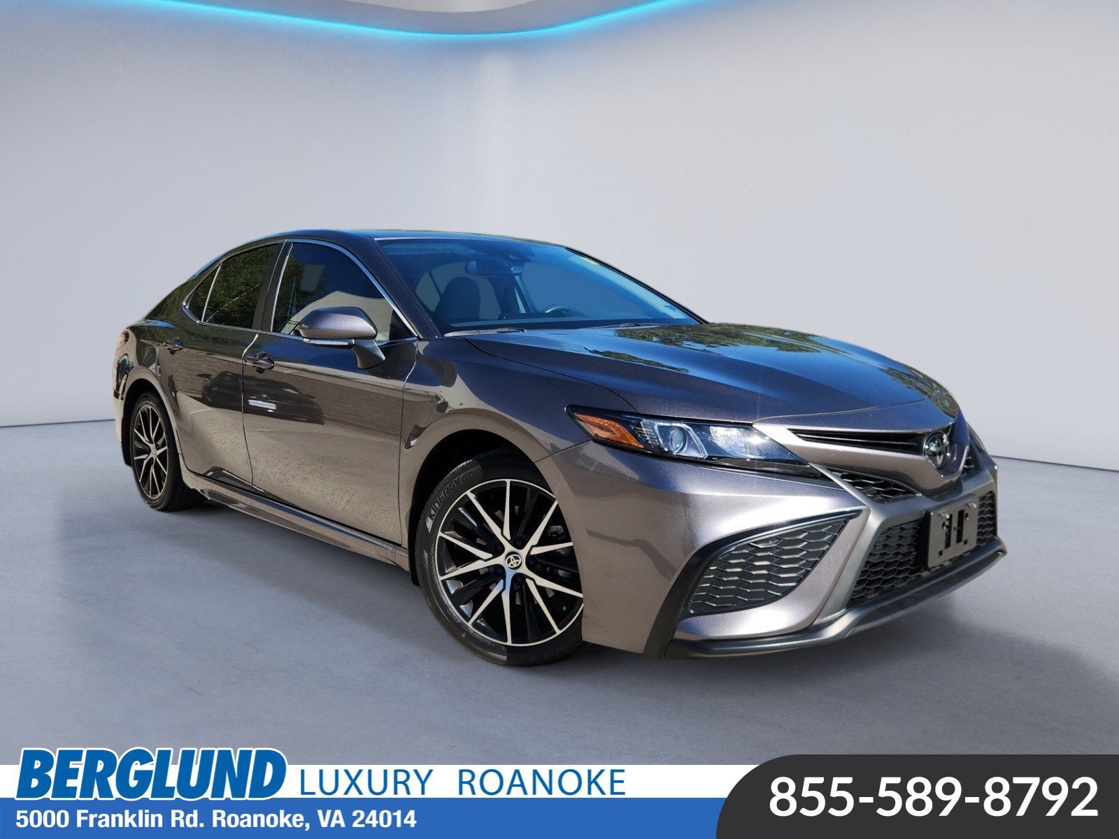 Used 2024 Toyota Camry SE w/ Cold Weather Package FWD image 1