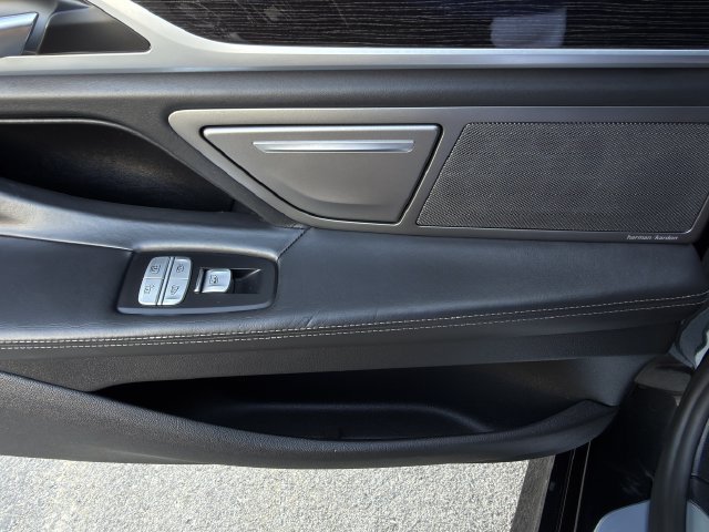 Used 2018 BMW 750i xDrive AWD/4WD image 34