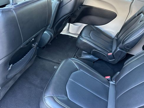 Used 2024 Chrysler Pacifica Touring-L image 13